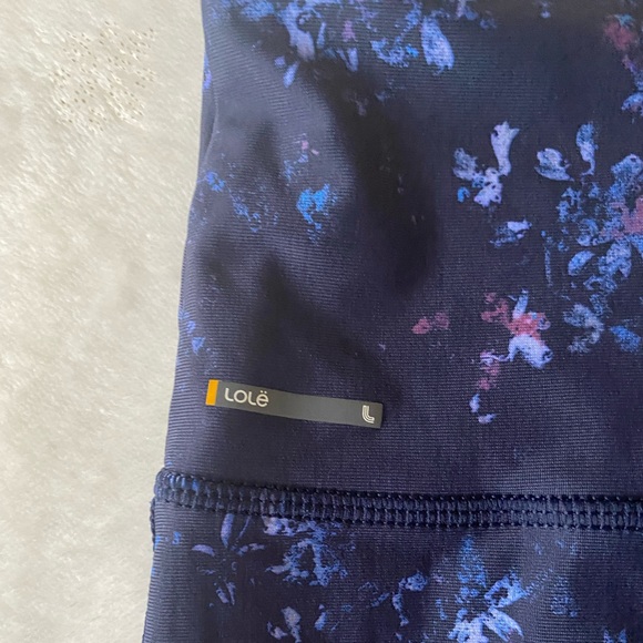 🎉 HOST PICK!!🎉🎊 Lolë, Blue Capris with Floral Prints, Size XS - Picture 5 of 8